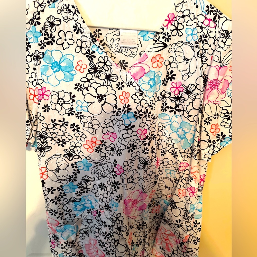 Women’s short sleeve scrub top